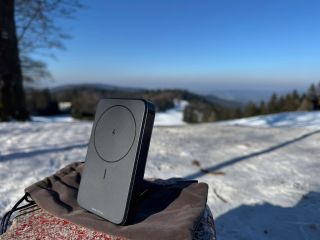 Stačí přicvaknout a nabíjíte! 🔥 Hledáte ideálního parťáka na cesty, lyžování nebo výlety? 🎿🏕️ S magnetickou powerbankou...